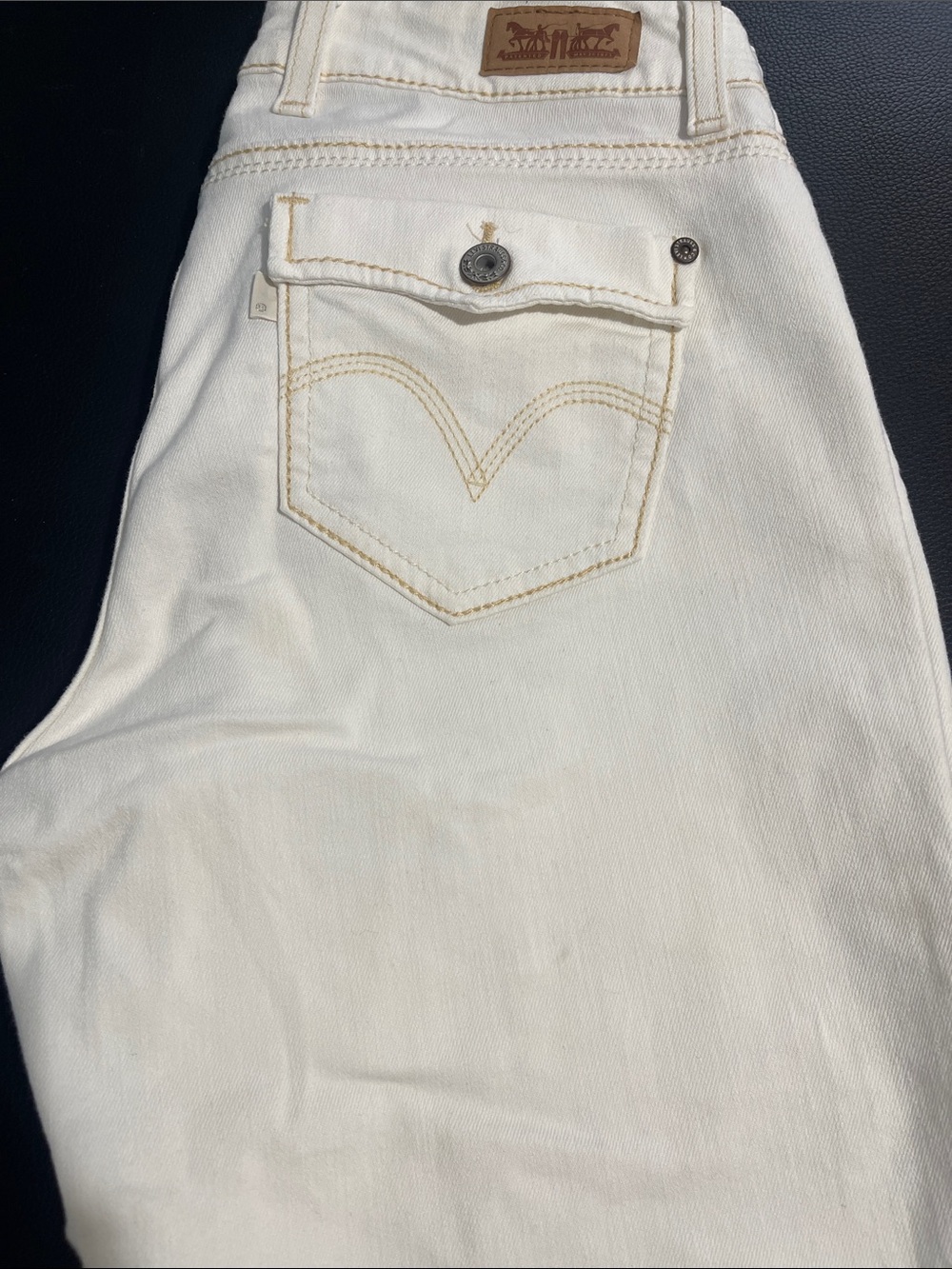 Women's Levi”s size 8 Cream High-Rise capris with Pocket Flap